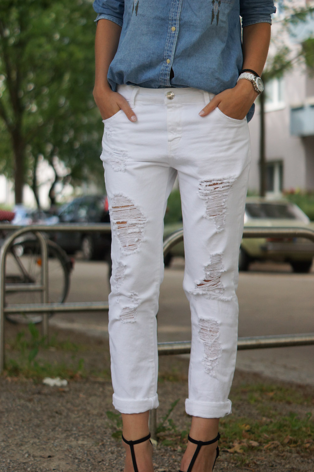 Белые джинсы бойфренды