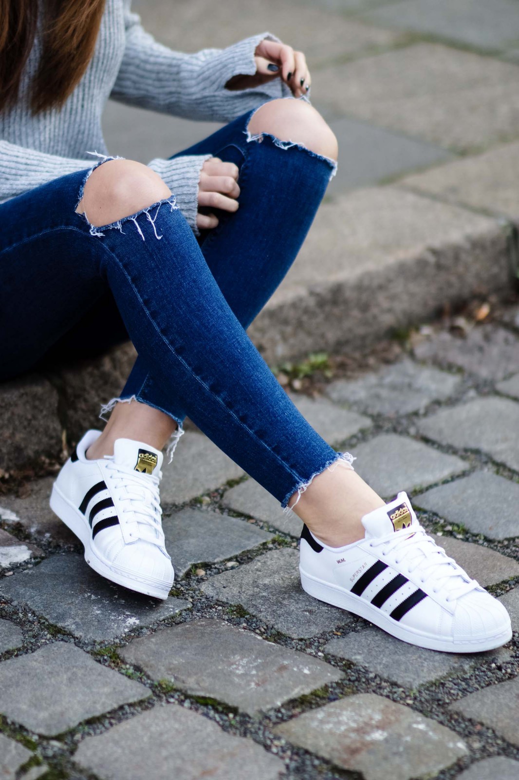 how to wear superstars with jeans