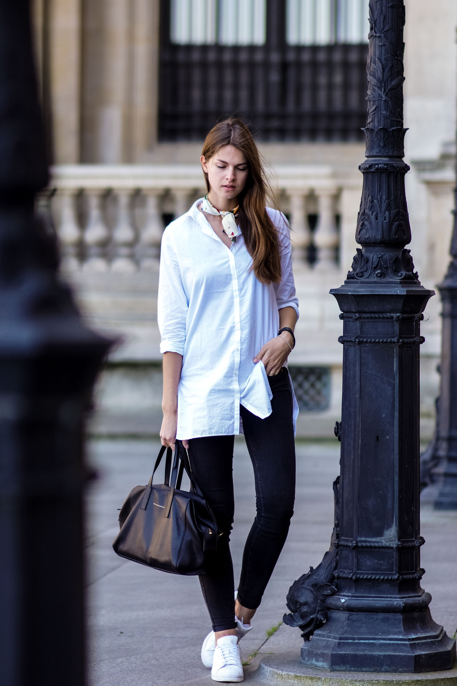 Paris Outfit #3 - Weißes Shirt und Halstuch.
