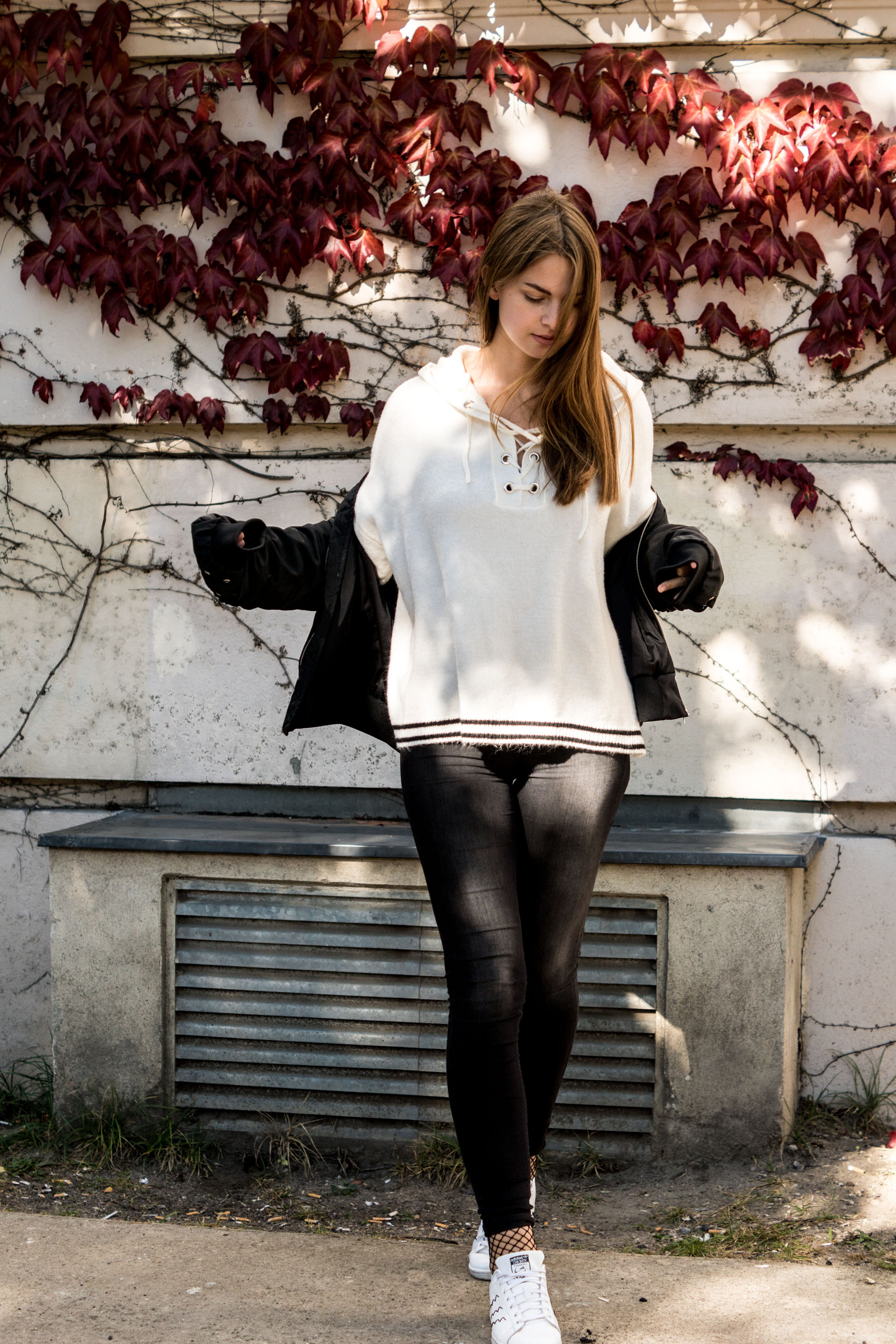 Lace it up! - white sweater with lacing front || Autumn Outfit
