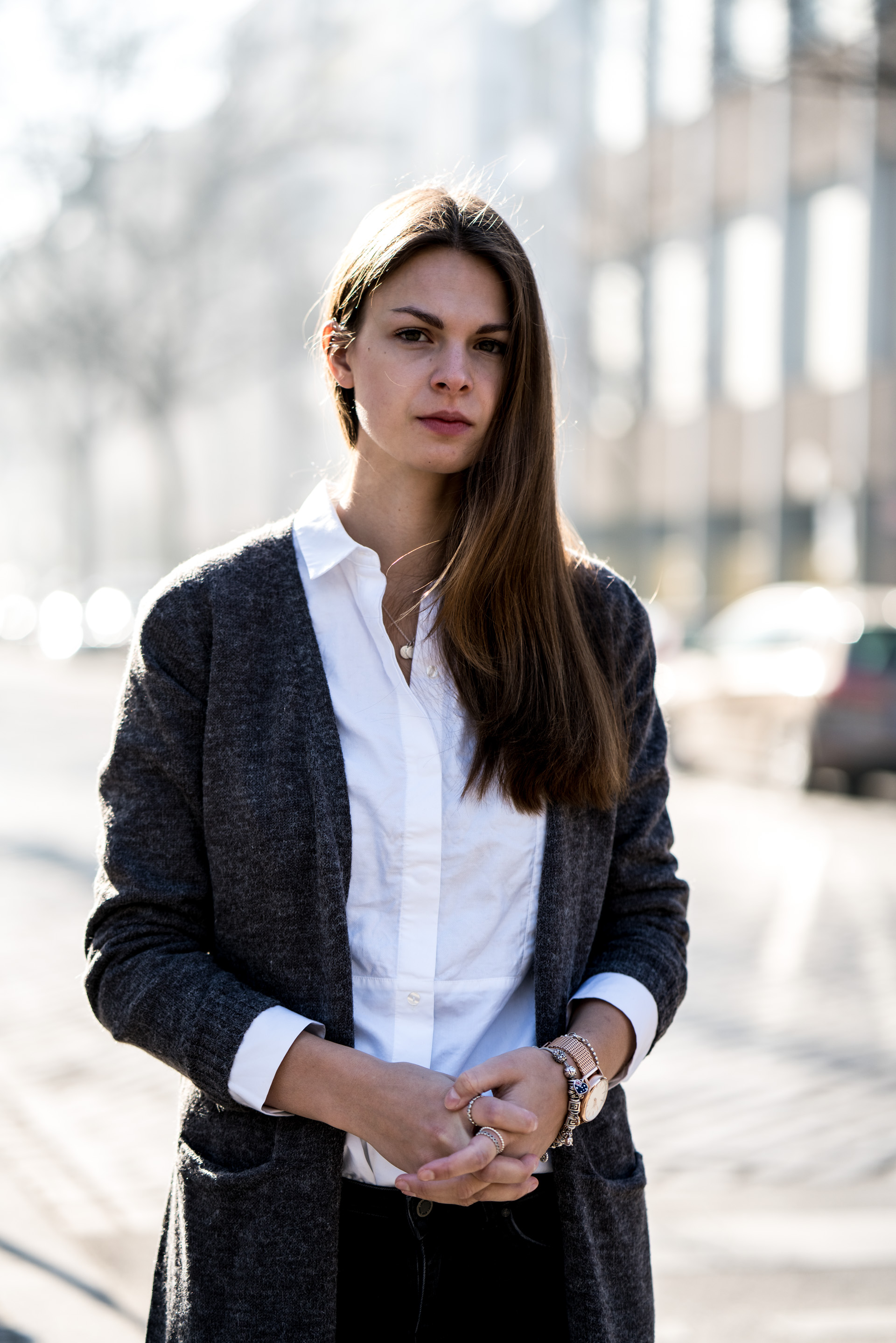 Casual Chic Office Outfit - White Shirt and destroyed Jeans