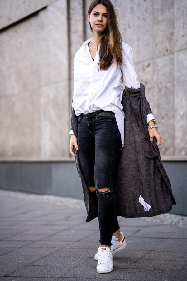 Casual Chic Office Outfit - White Shirt and destroyed Jeans