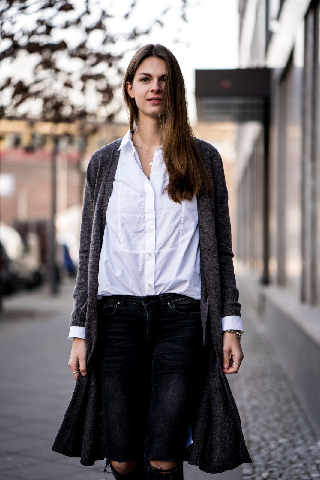 Casual Chic Office Outfit - White Shirt and destroyed Jeans