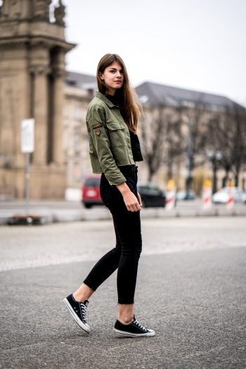 How to wear a cropped army jacket || Fashionblog Berlin