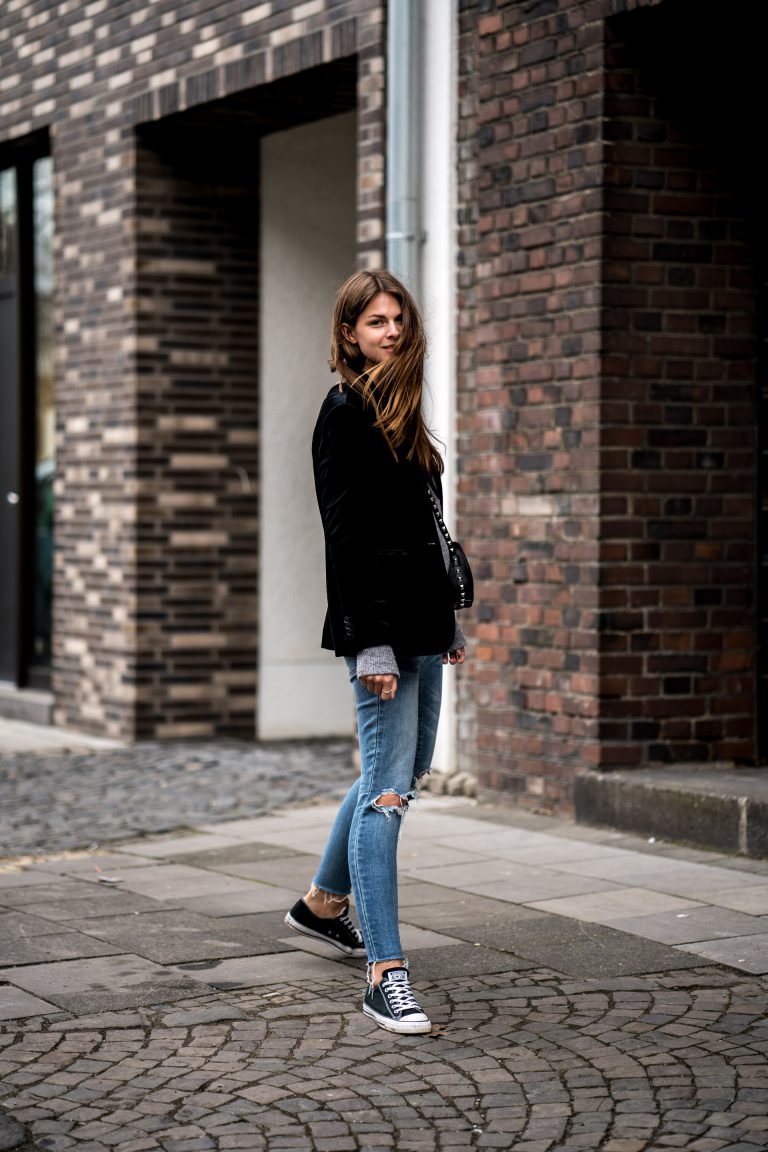 how-to-wear-a-black-velvet-blazer-casual-chic-outfit