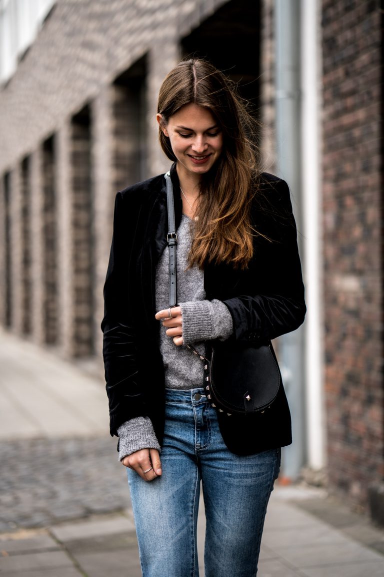 how-to-wear-a-black-velvet-blazer-casual-chic-outfit