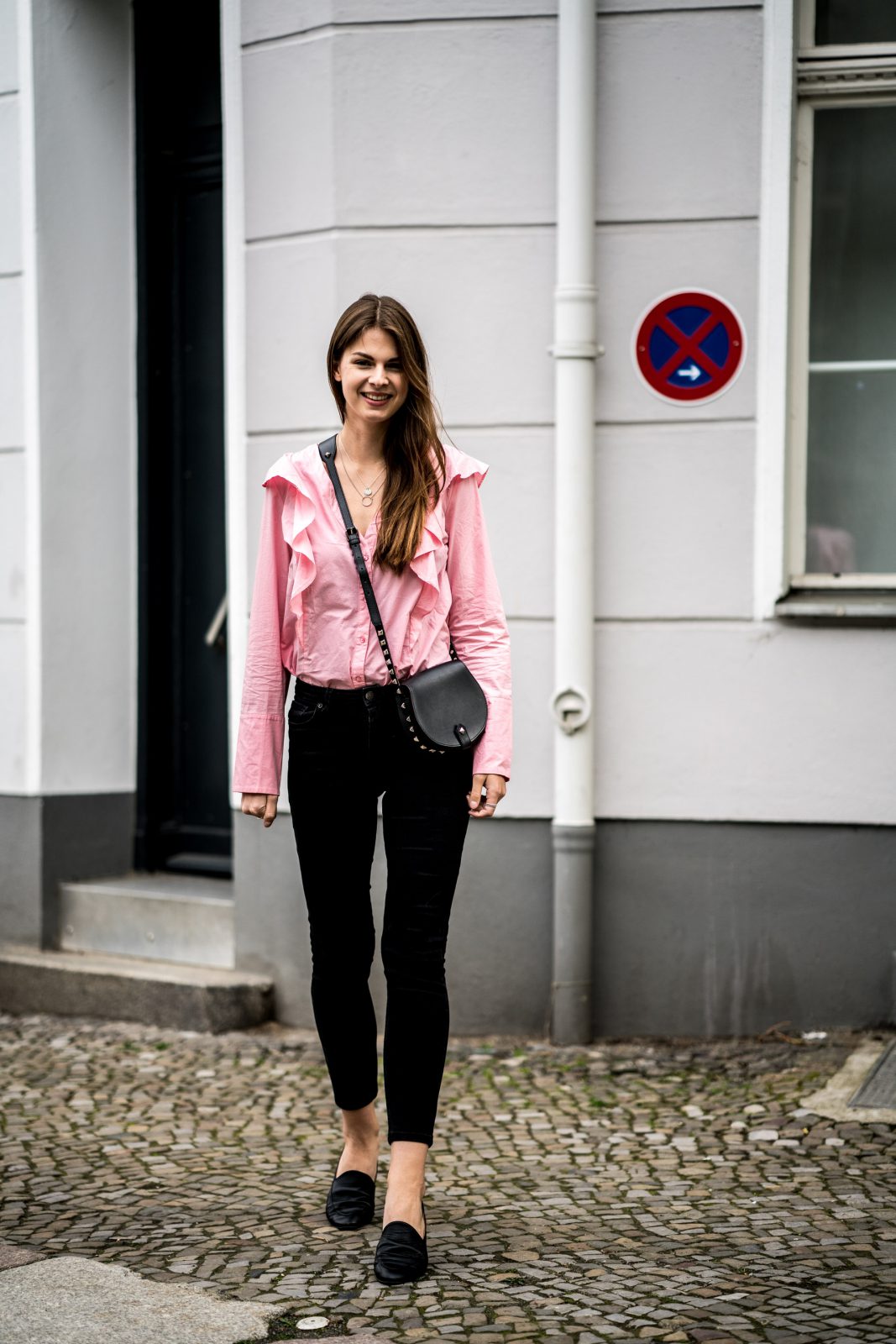 How to wear a Pink Shirt with Ruffles || Spring Outfit 2017