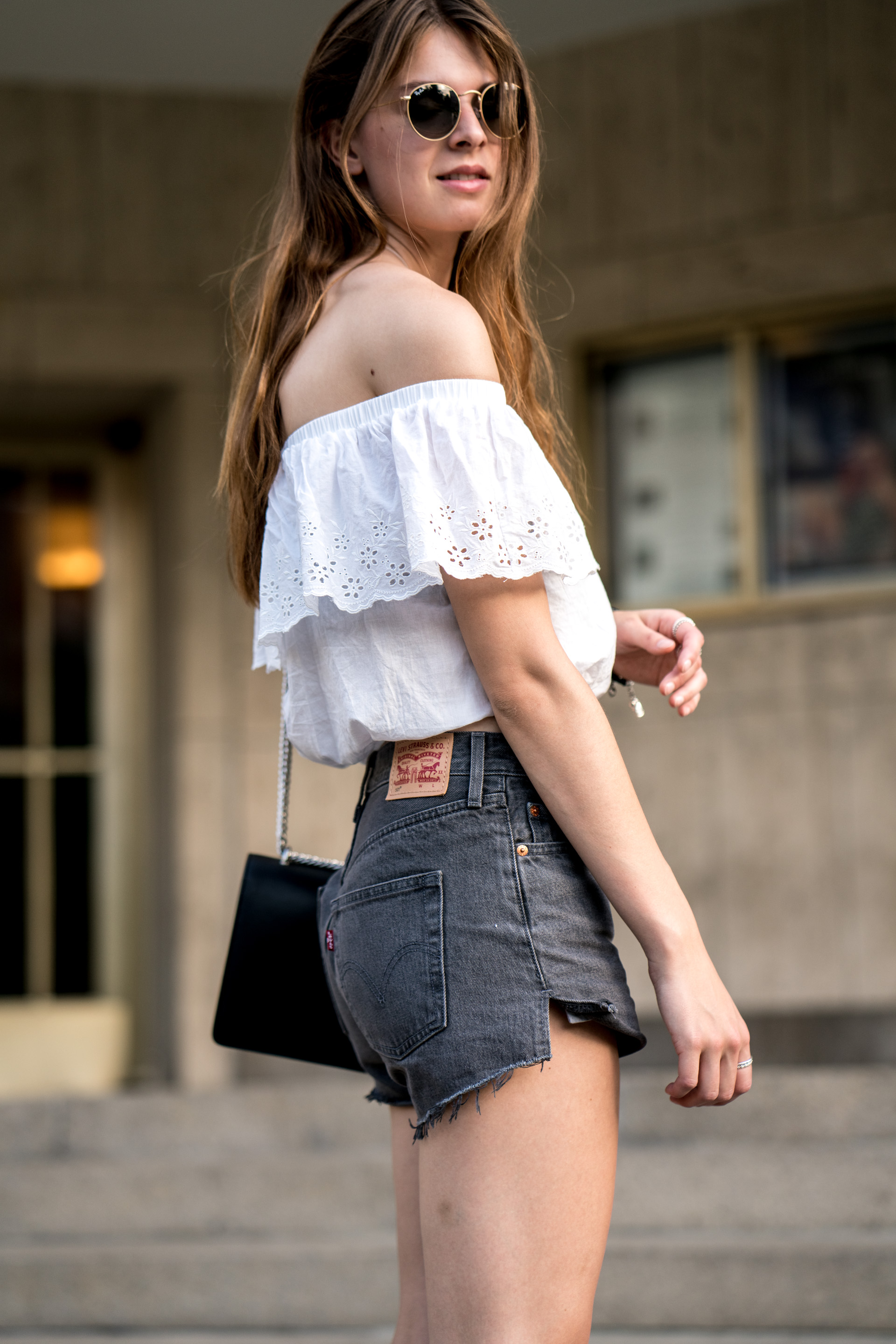 Summer Outfit: Levi's Shorts and Off Shoulder Shirt || Fashionblog Berlin