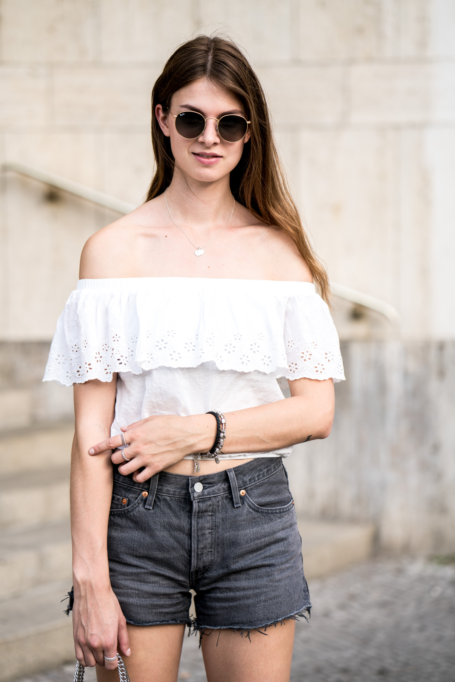 Summer Outfit: Levi's Shorts and Off Shoulder Shirt || Fashionblog Berlin