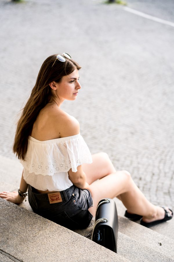 Summer Outfit: Levi's Shorts and Off Shoulder Shirt || Fashionblog Berlin