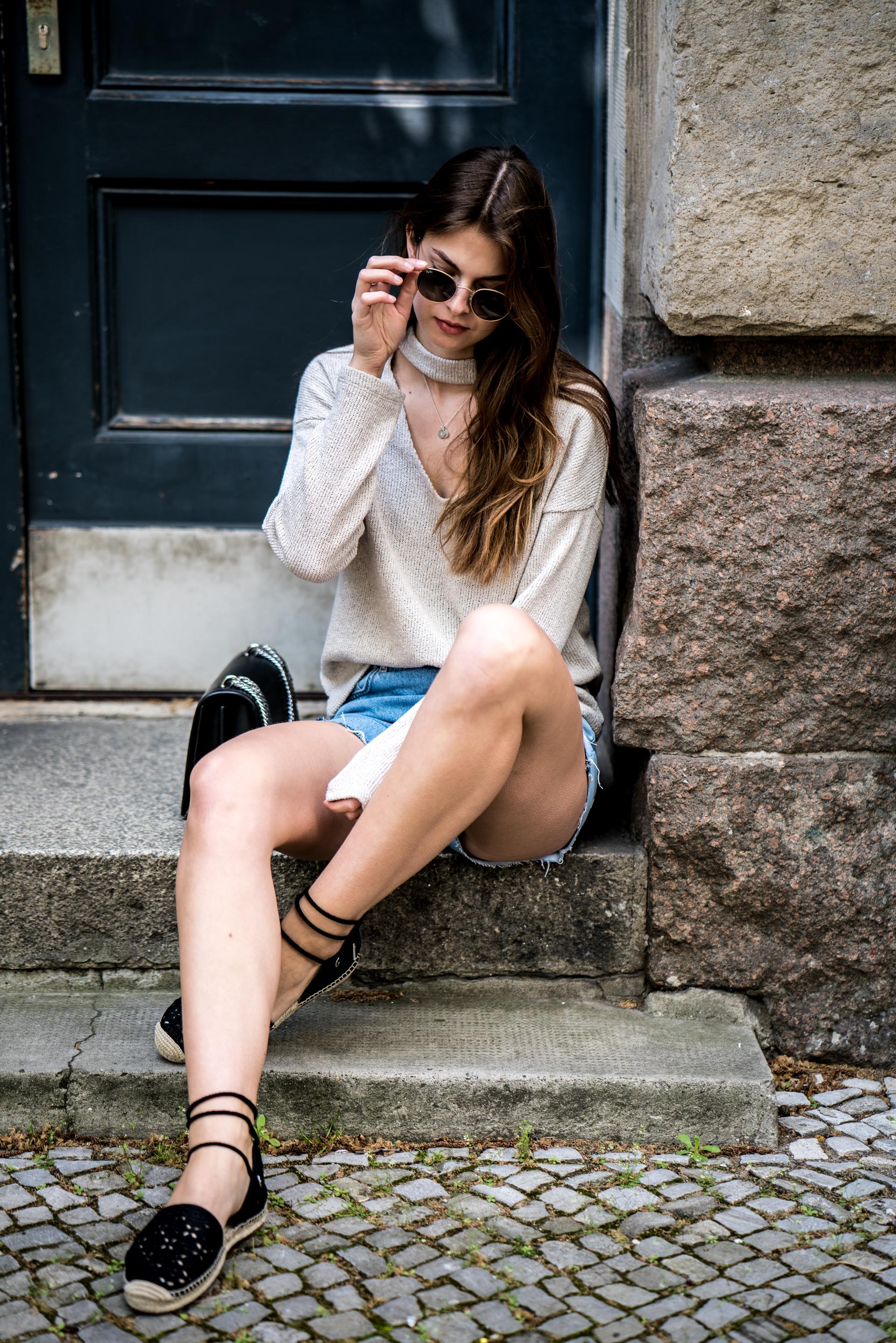 Two-Toned Denim Shorts and V-Neck Choker Sweater || Fashionblog
