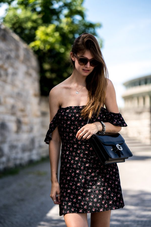 How to wear a floral off-shoulder dress || Fashionblog Berlin