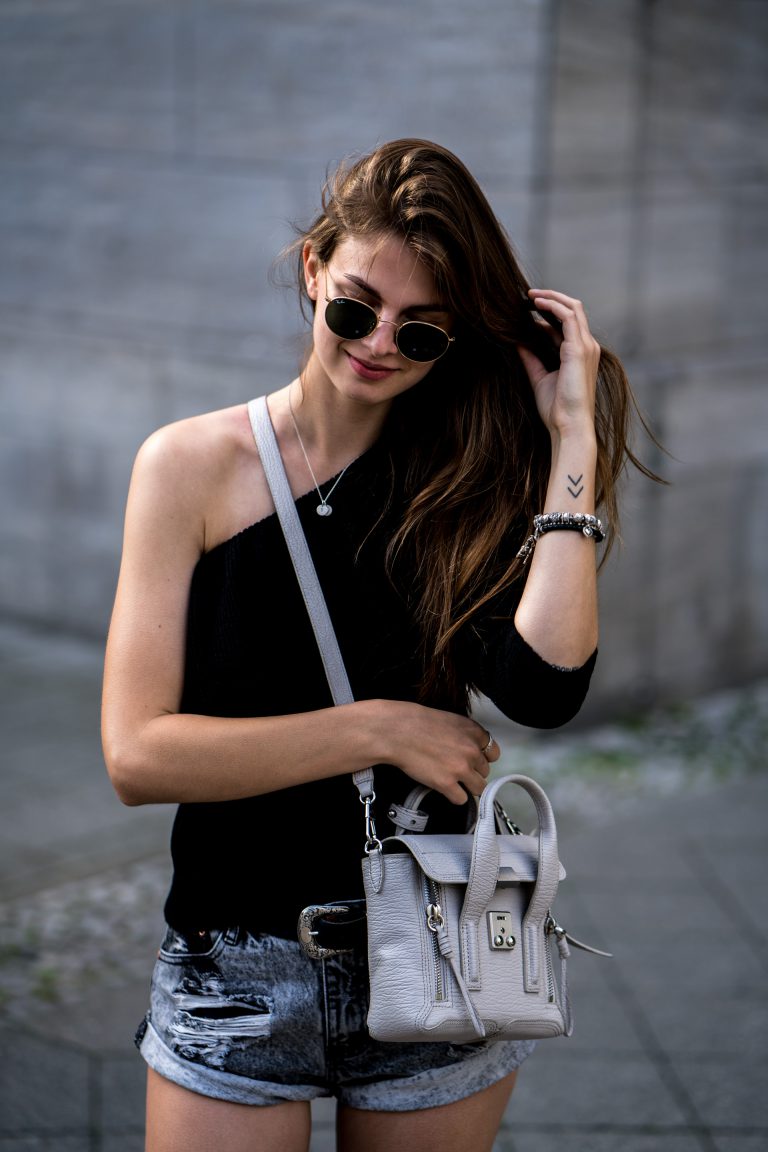 How to wear a one shoulder sweater || Fashionblog Berlin