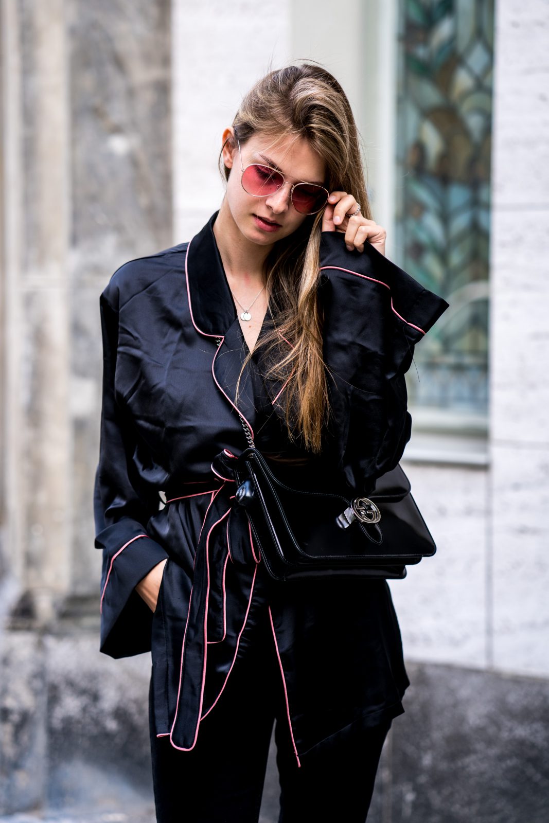 Black Robe || How to wear the pyjama style || Fashionblog Berlin