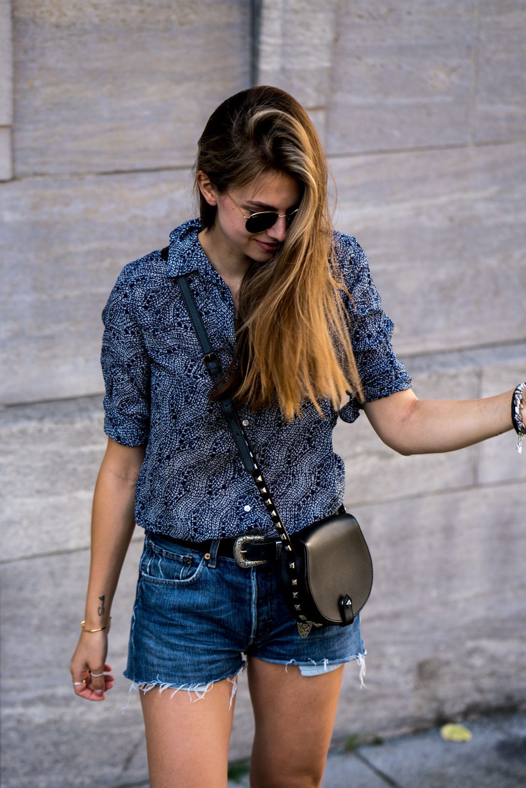 Denim Shorts and Blue Shirt || Summer Outfit || Fashionblog Berlin