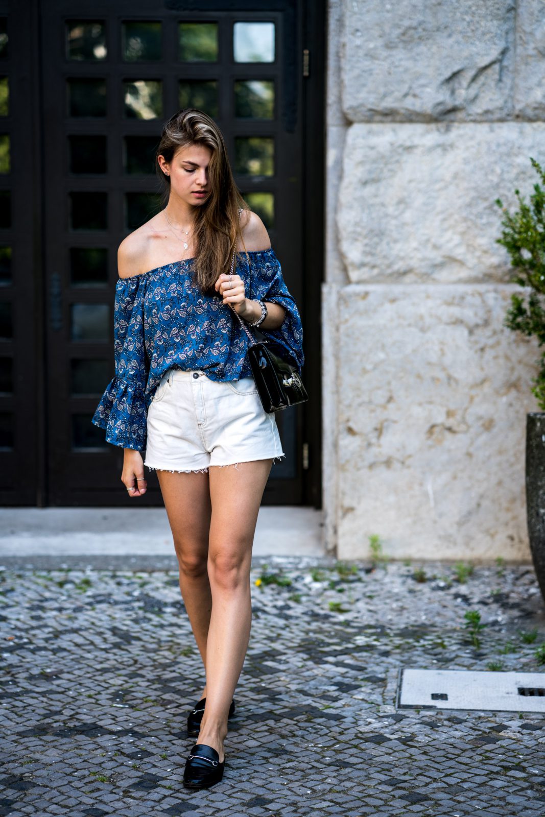 Blue Off-Shoulder Shirt and White Shorts || Fashionblog Berlin