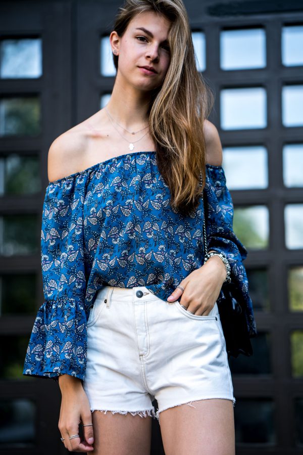 Blue Off-Shoulder Shirt and White Shorts || Fashionblog Berlin