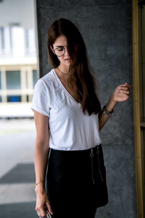 Wearing a black Skirt with Zipper Details in summer || Fashionblog Berlin