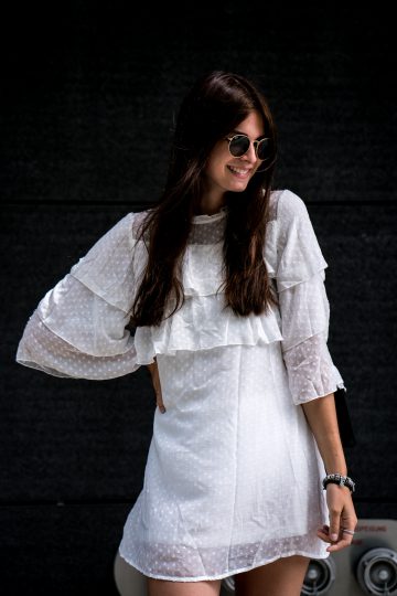How to wear a White Dress with Ruffle Details || Fashionblog Berlin