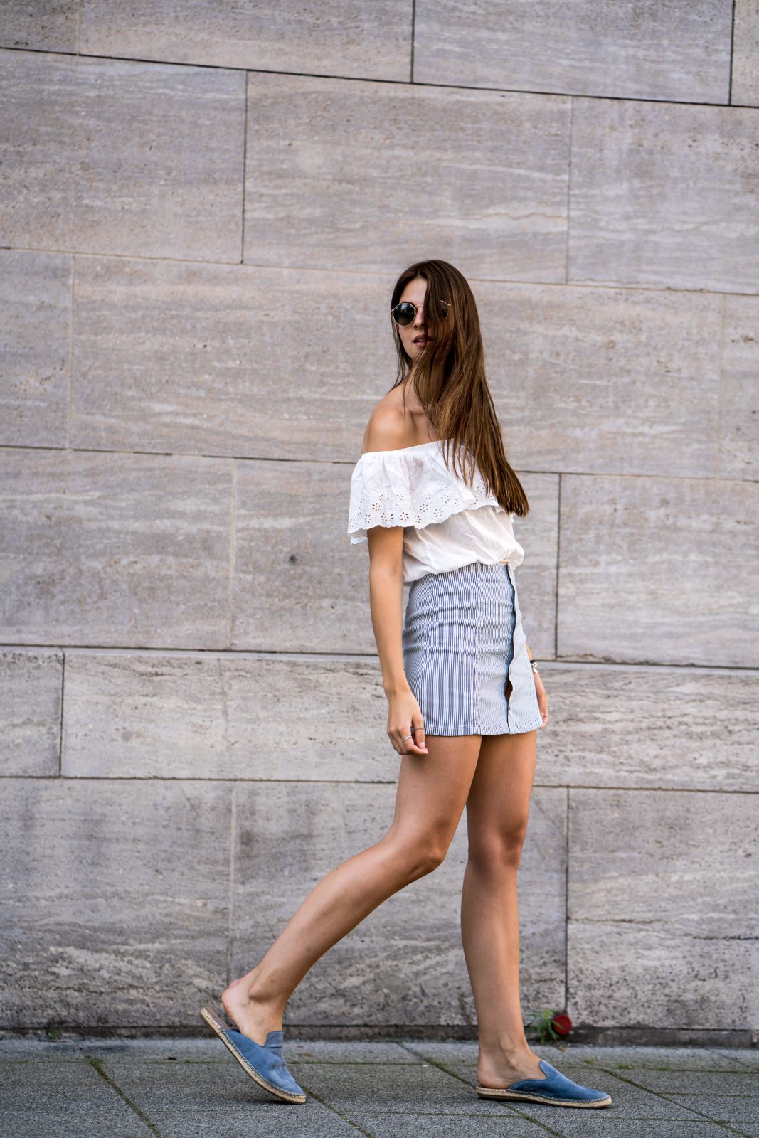 How to combine a white off shoulder shirt in summer || Fashionblog Berlin