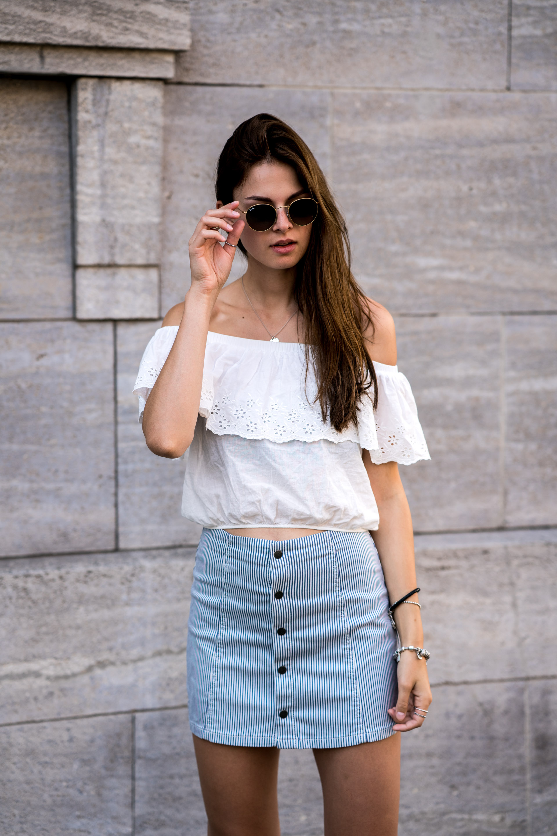 How to combine a white off shoulder shirt in summer || Fashionblog Berlin