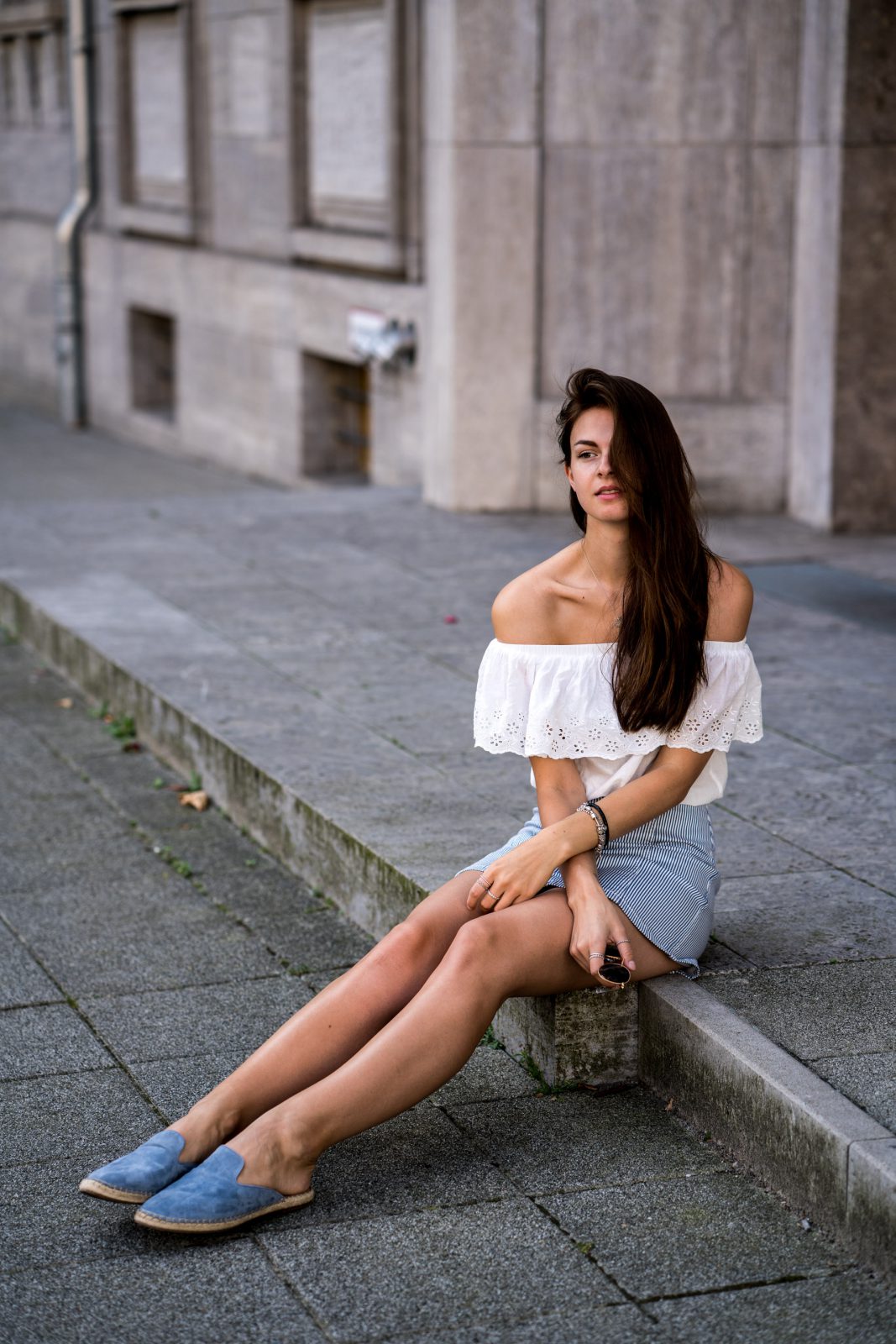 How to combine a white off shoulder shirt in summer || Fashionblog Berlin