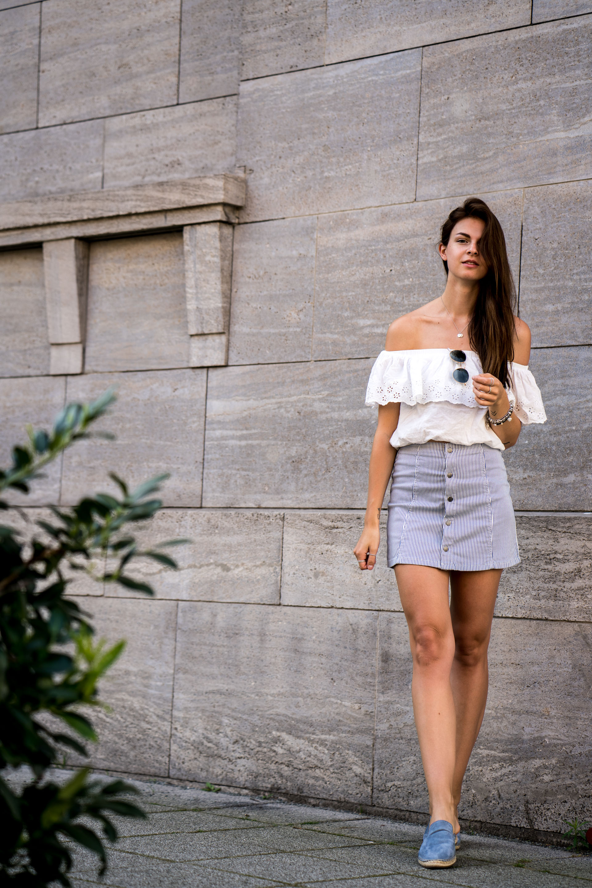 How to combine a white off shoulder shirt in summer || Fashionblog Berlin