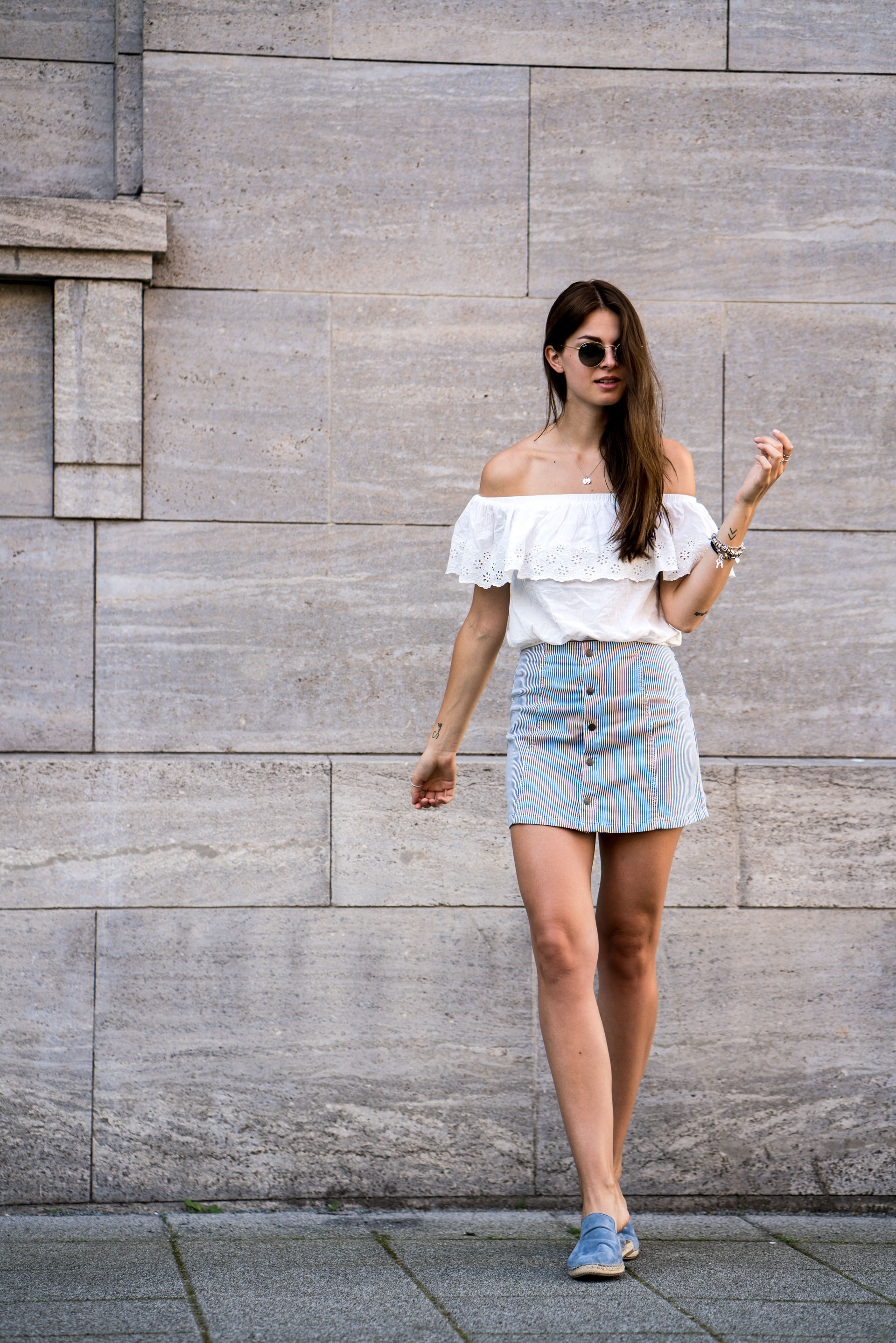 How to combine a white off shoulder shirt in summer || Fashionblog Berlin