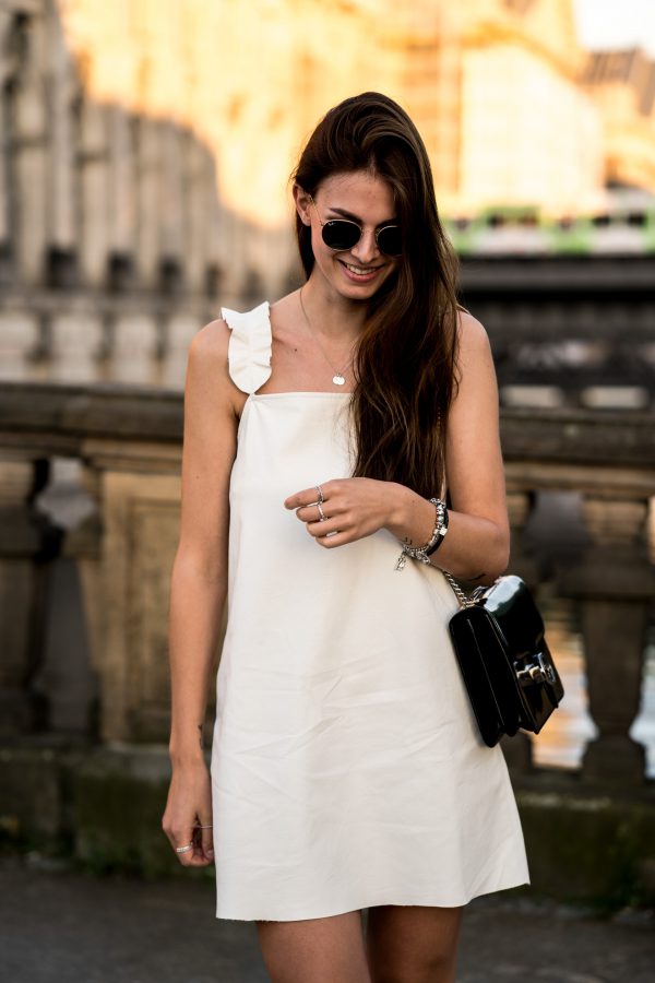 White Leather Dress combined in a chic summer outfit || Modeblog Berlin