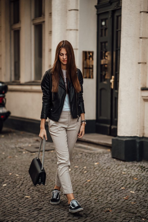 How to style a leather jacket in a casual chic way for autumn