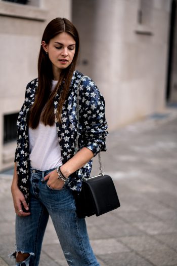 How to wear an embroidered blazer combined with boyfriend jeans