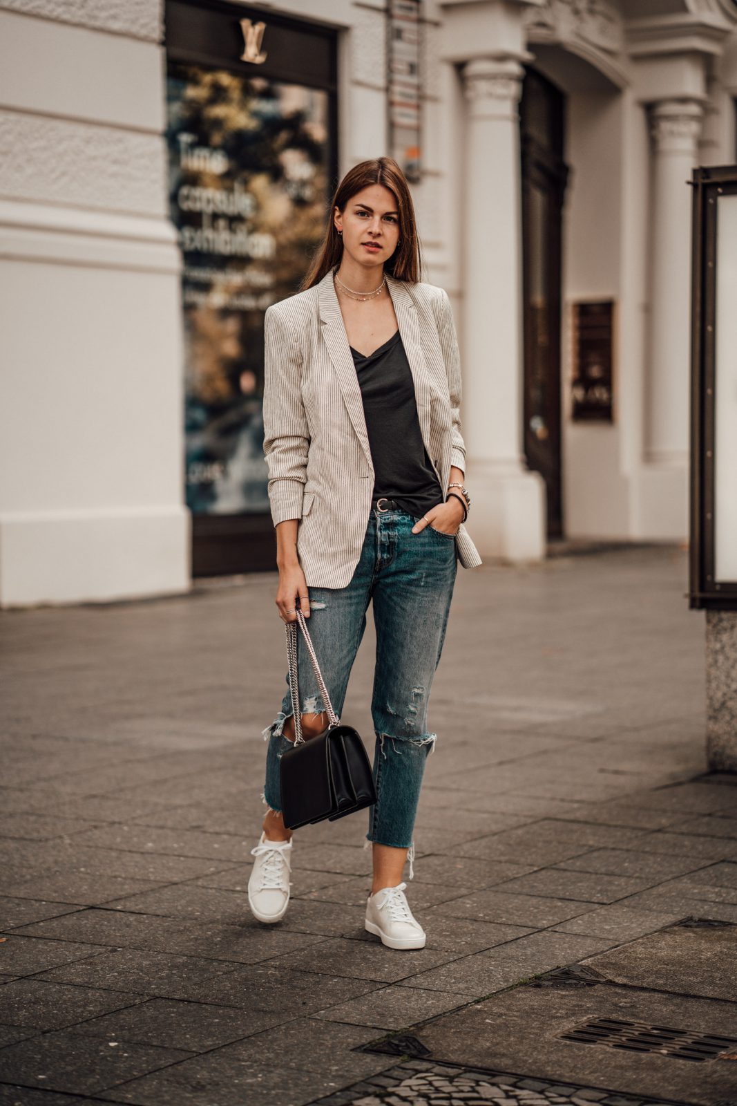 How to wear Boyfriend Jeans this fall || Casual Chic Outfit