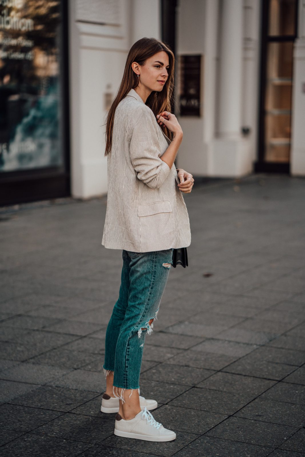 How to wear Boyfriend Jeans this fall || Casual Chic Outfit