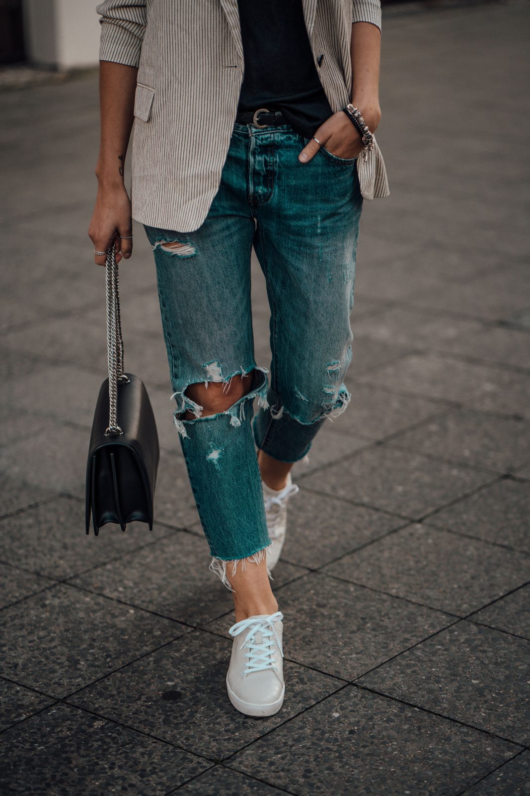 How to wear Boyfriend Jeans this fall || Casual Chic Outfit