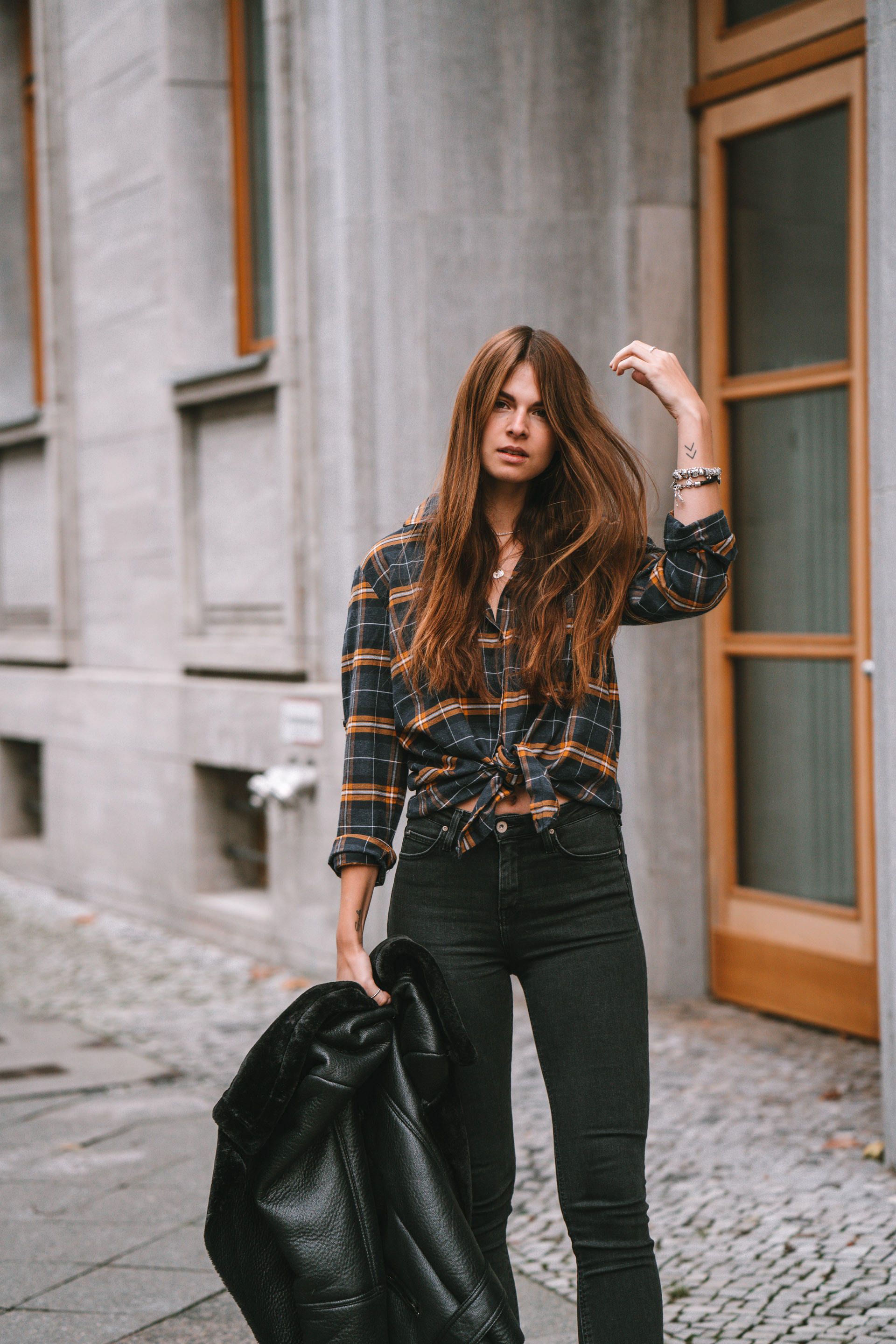 How to wear an oversized plaid shirt in winter || Fashionblog Berlin