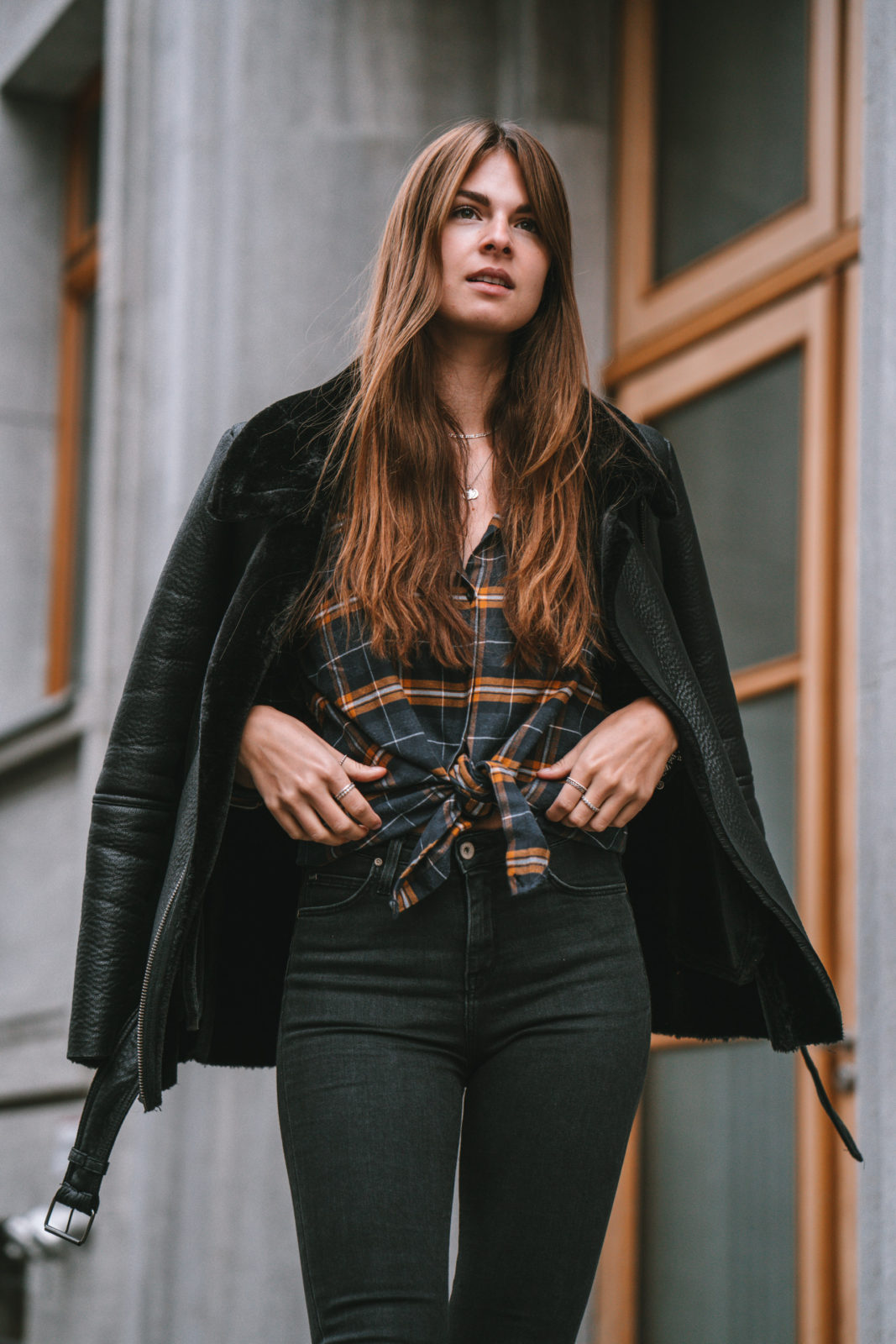 How to wear an oversized plaid shirt in winter || Fashionblog Berlin