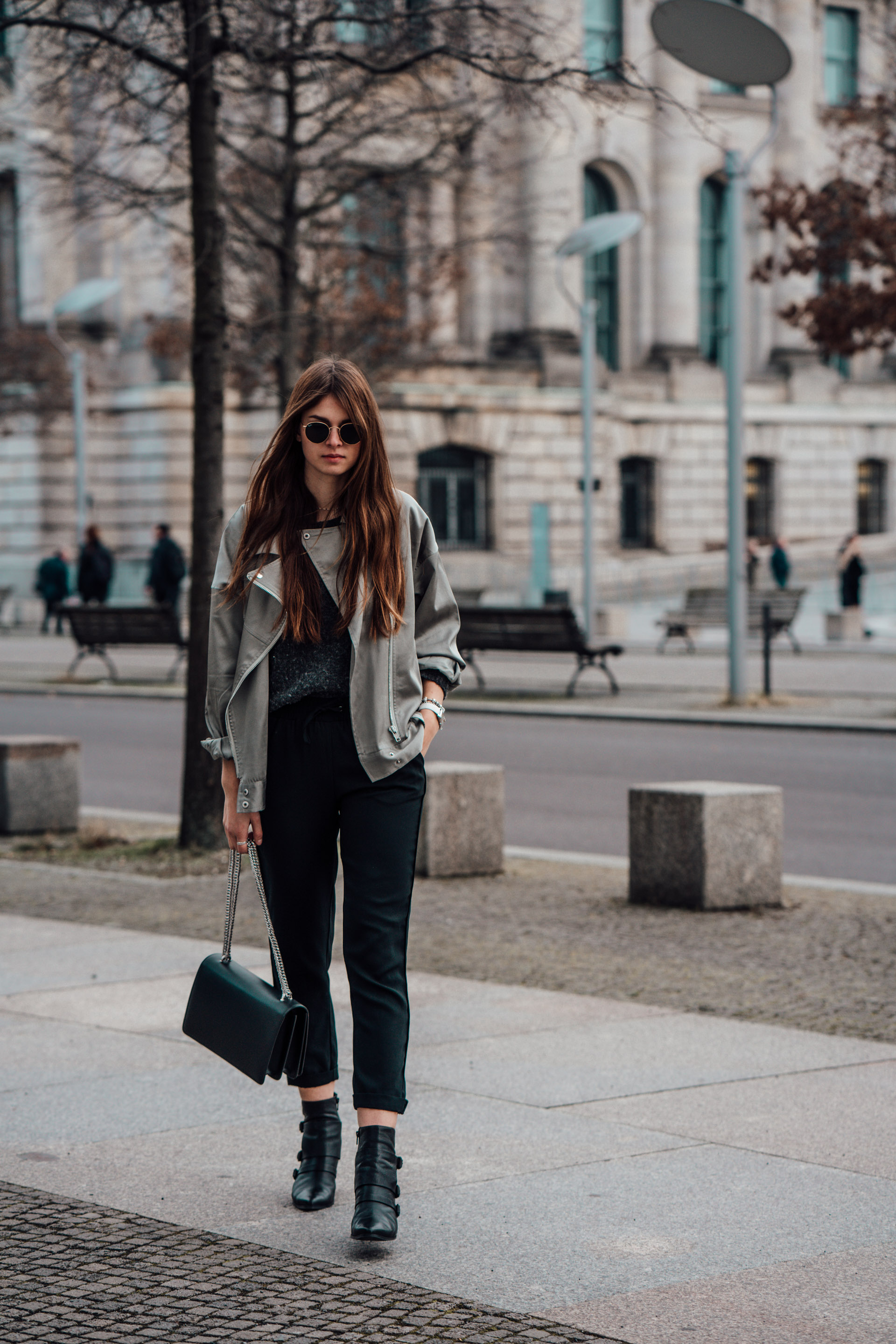 How to wear an oversized satin jacket in winter || Fashionblog Berlin