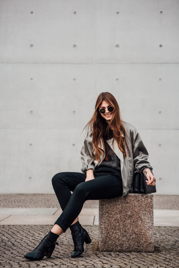 How to wear an oversized satin jacket in winter || Fashionblog Berlin