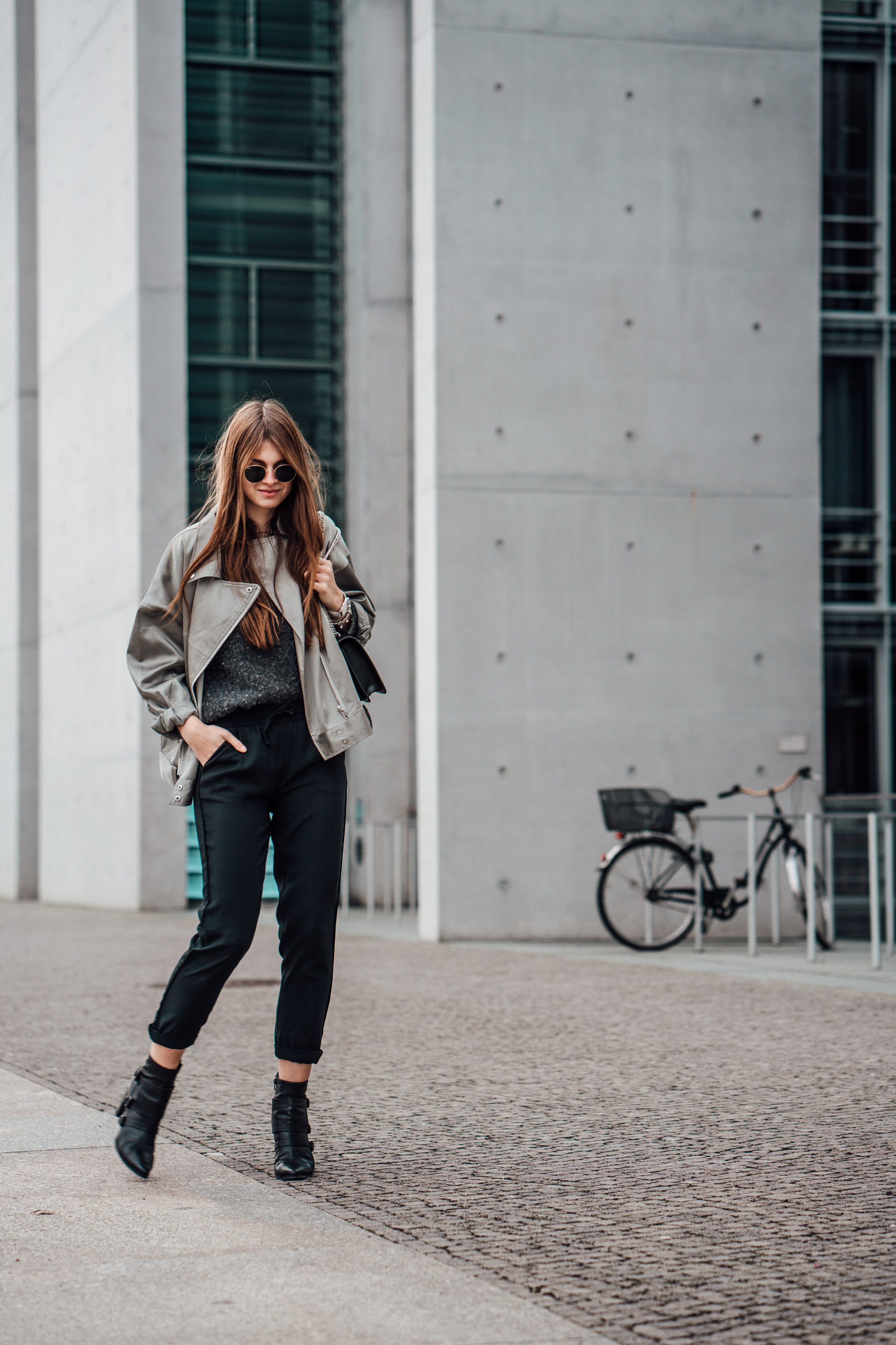 How to wear an oversized satin jacket in winter || Fashionblog Berlin