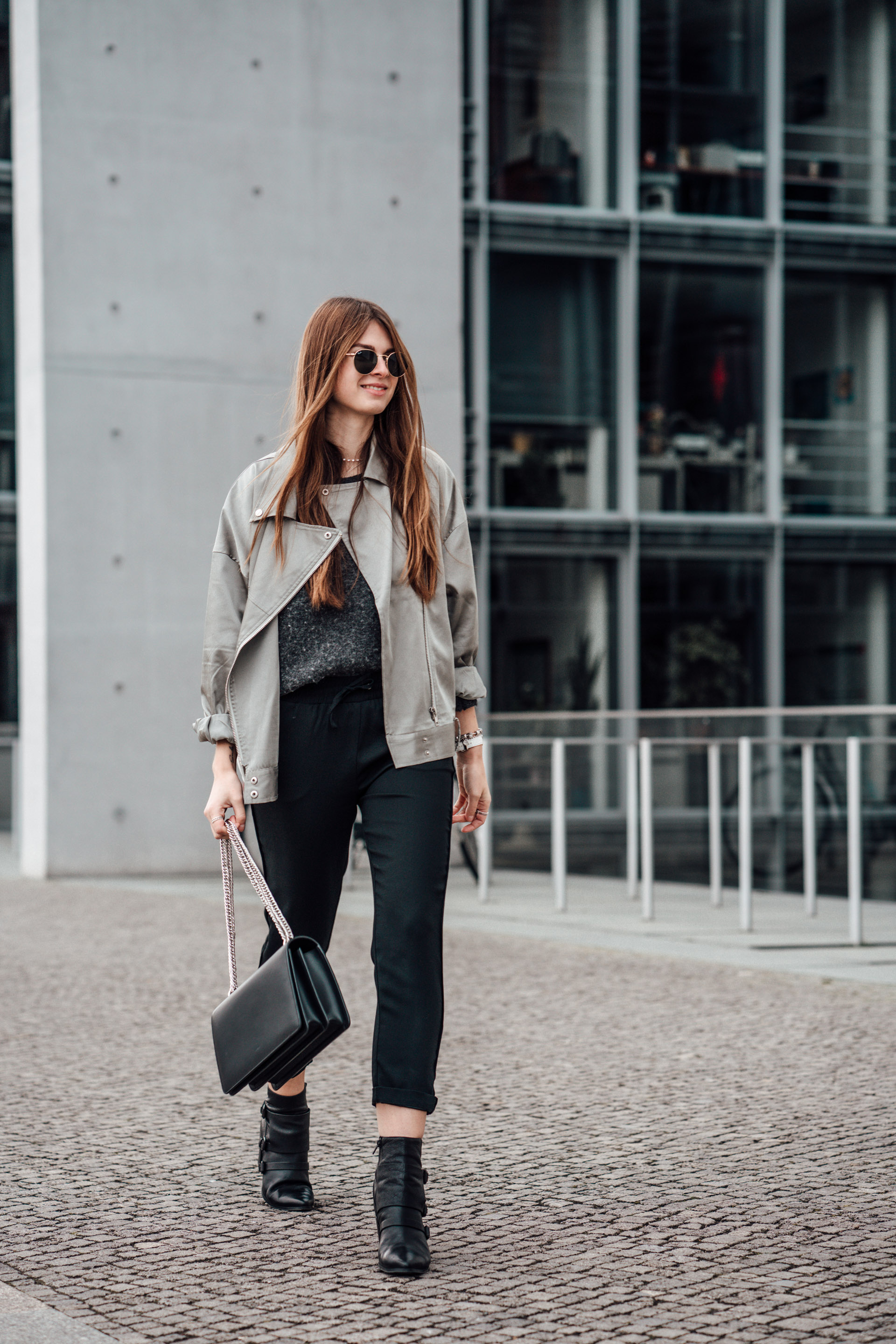 How to wear an oversized satin jacket in winter || Fashionblog Berlin