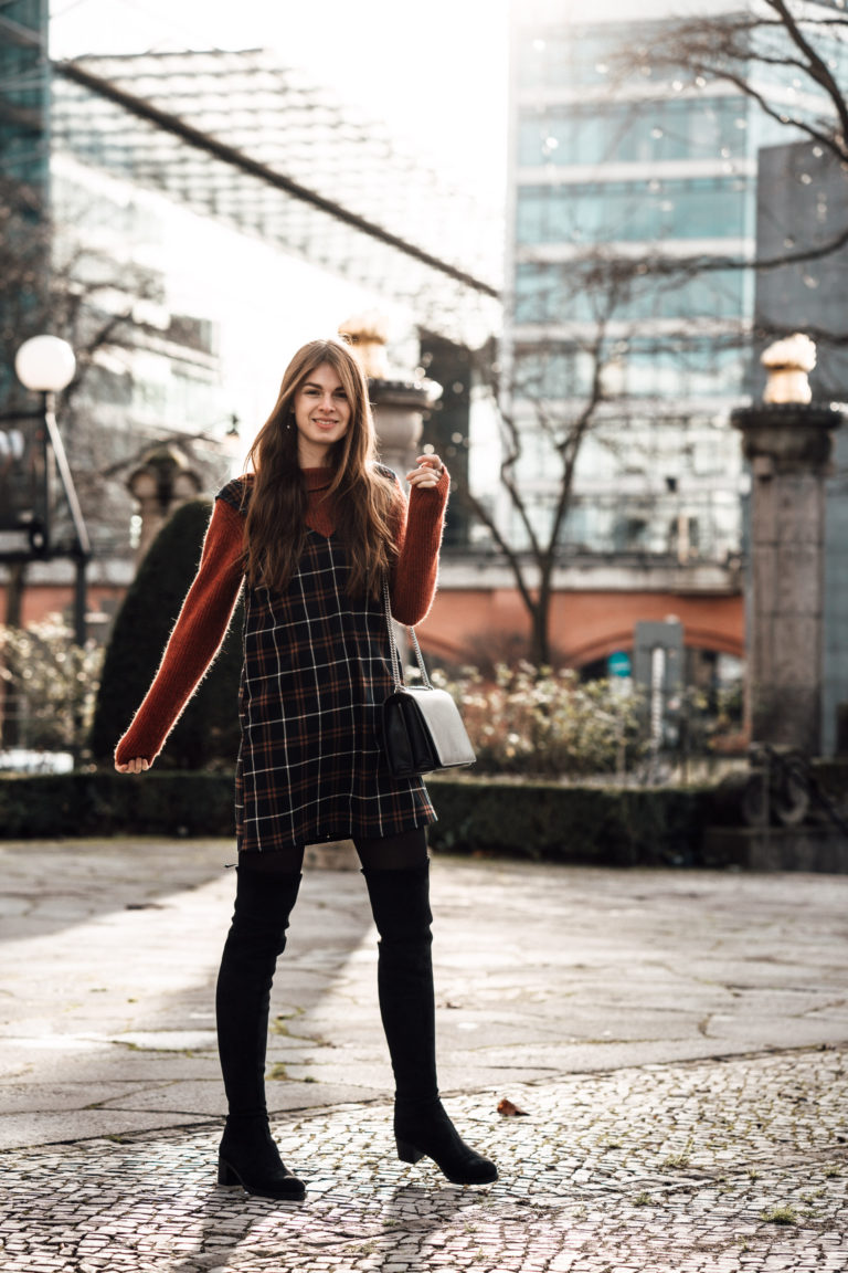 Winter Style: How to wear a dress over a sweater || Fashionblog Berlin