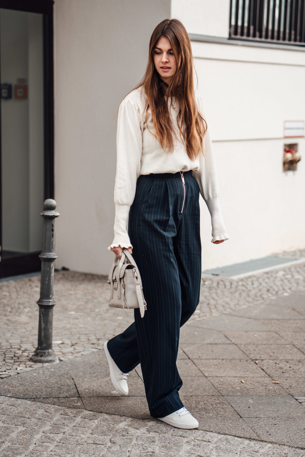 How to wear: pinstripe pants with zipper detail || Fashionblog Berlin