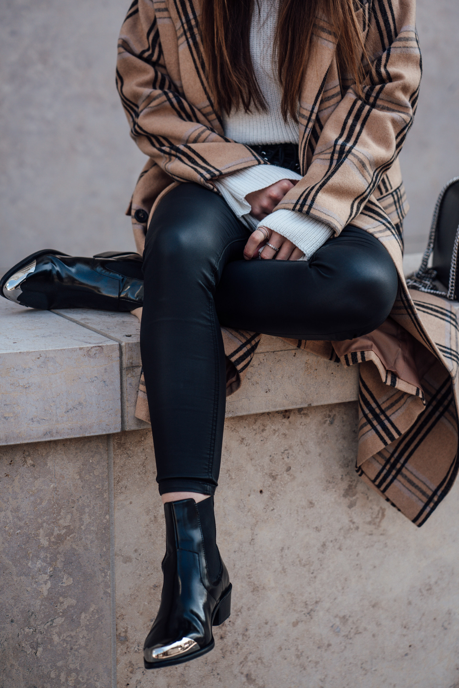 How to wear a plaid camel coat || Modeblog Berlin || Winter Streetstyle