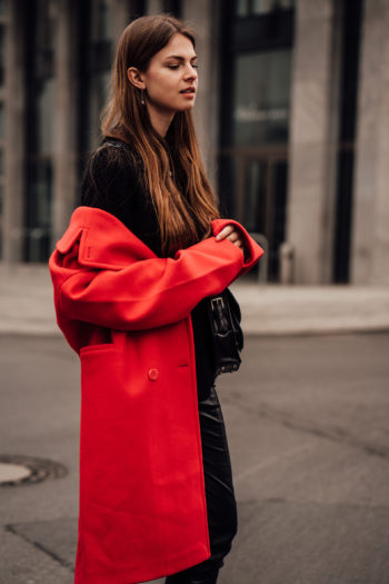 How to wear a red coat || red and black outfit || Fashionblog Berlin