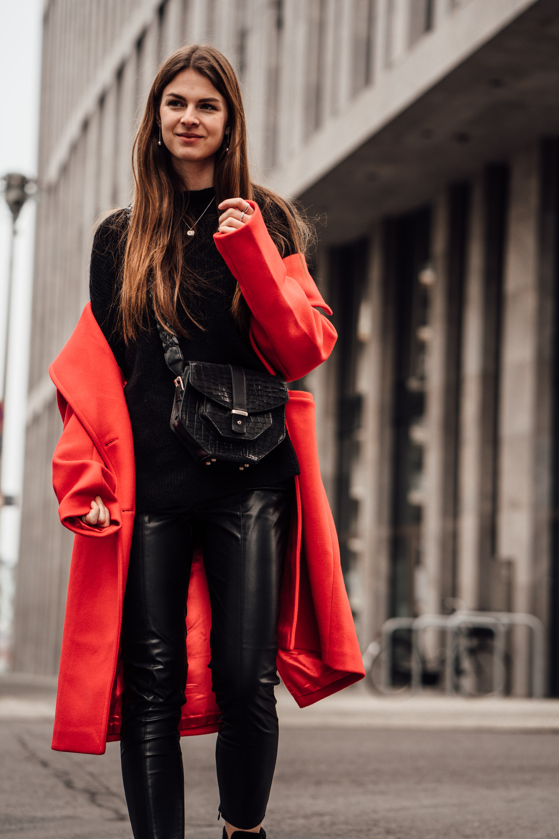 How to wear a red coat || red and black outfit || Fashionblog Berlin