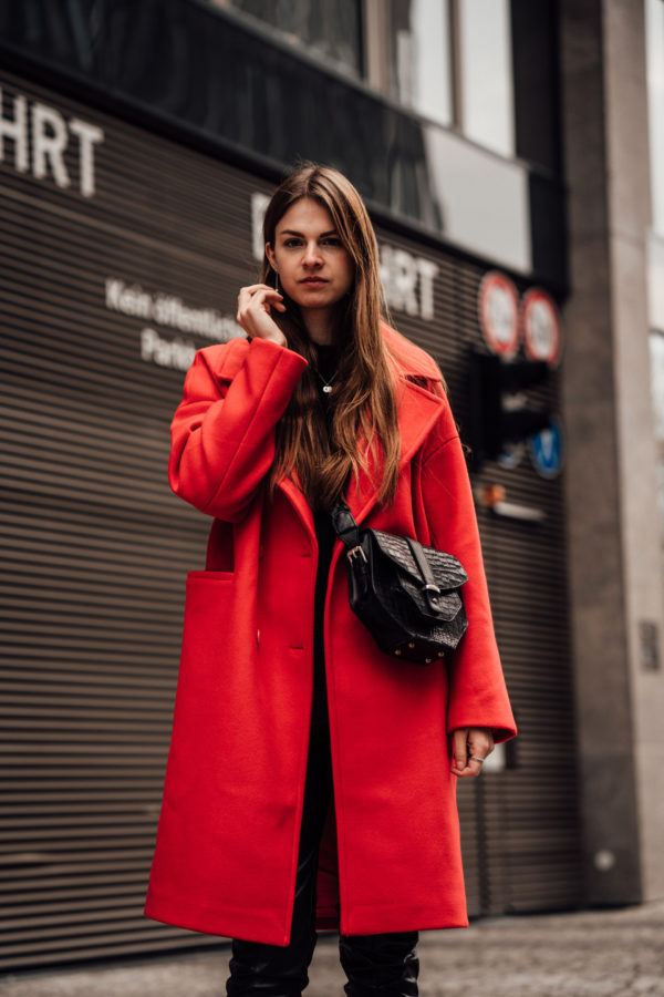 How to wear a red coat || red and black outfit || Fashionblog Berlin