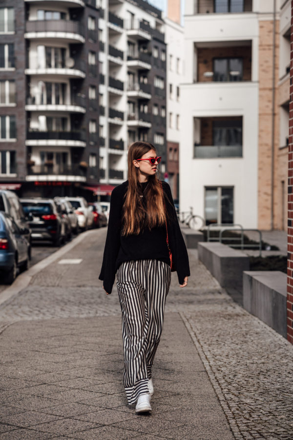 How to style: wearing striped pants this season || spring outfit