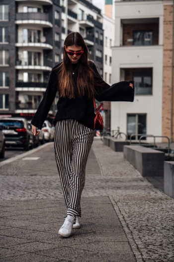 How to style: wearing striped pants this season || spring outfit