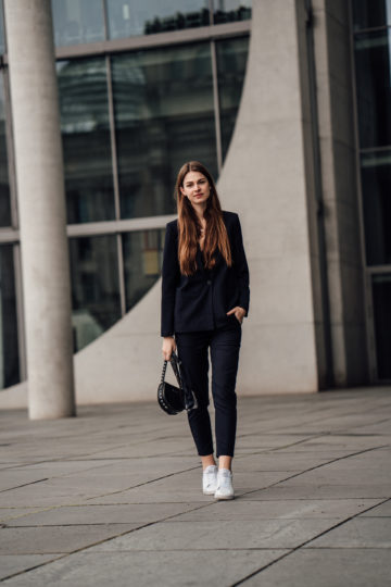 Casual Chic Outfit: Women's suit 