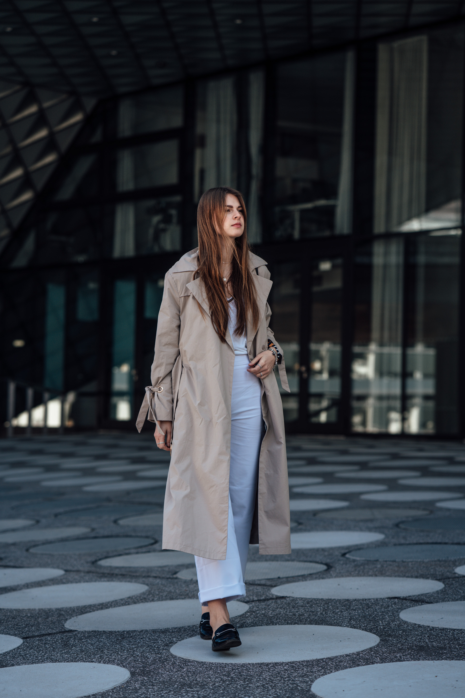 How to wear: trench coat and white pants || spring fashion 2018